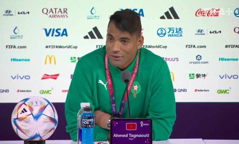 تحدث أحمد رضا التكناوتي، حارس المغرب، عن مواجهة منتخب بلاده الحاسمة أمام البرتغال، ضمن مباريات دور ربع النهائي لمونديال قطر 2022. ويستعد أسود الأطلس لمواجهة نارية أمام البرتغال، غدًا “السبت”، على ملعب الثمامة، في تمام الساعة الخامسة مساءًا بتوقيت القاهرة. التكناوتي يتحدث عن مواجهة البرتغال الصعبة وقال التكناوتي في المؤتمر الصحفي لمباراة الغد: "نحلم بتكرار فرحة الجماهير المغربية في لقاء البرتغال، ندرك صعبة المباراة، لكن لدينا رغبة جميعنا في الانتصار، الروح الجماعية للمنتخب المغربي ستكون كلمة السر أمام البرتغال". وتابع: "هدفنا جميعًا تشريف الكرة العربية والإفريقية، هي مباراة ربع نهائي كأس العالم، ولكن دائمًا ما نركز على أنفسنا وعلى أدائنا إذا أردنا التأهل". وأضاف: "شرف عظيم أن نكون بربع النهائي، ونتمنى أن نتأهل لنصف النهائي إن شاء الله غدًا، جميع اللاعبين بالمنتخب اخوة وعائلة، والأهم ننجح بأذن الله". وعن دعم الجماهير العربية والإفريقية للمغرب قال: "ما رأيناه من دعم العرب والافارقة يعد أمر رائع، أنا ممتن لدعم الجميع لنا". واختتم قائلًا: "رؤية فرحة الجميع بما في ذلك ملكنا يدفعنا للأمام وإن شاء الله نفرح الجميع غدًا، بما في ذلك جلالة الملك محمد السادس". وكان منتخب المغرب قد تأهل إلى دور ربع النهائي، بعدما انتصر على منتخب إسبانيا بركلات الجزاء الترجيحية 3-0، في المباراة التي أقيمت بين المنتخبين مساء "الثلاثاء" الماضي، على ملعب المدينة التعليمية.