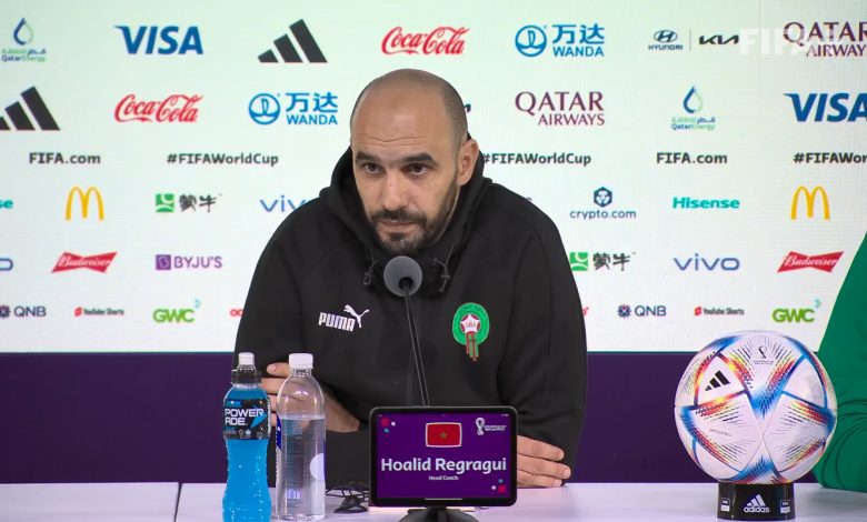 تحدث وليد الركراكي، مدرب المغرب، عن مواجهة أسود الأطلس الصعبة أمام البرتغال، ضمن مباريات دور ربع النهائي، لكأس العالم قطر 2022. ويستعد المنتخب المغربي لمواجهة نارية أمام البرتغال، غدًا "السبت"، على ملعب الثمامة، في تمام الساعة الخامسة مساءًا بتوقيت القاهرة. الركراكي يتحدث عن مواجهة البرتغال الصعبة وقال الركراكي في المؤتمر الصحفي على هامش مباراة الغد: "غدًا سنقاتل بكل ما نملك، ستكون مباراة صعبة، وسنلعب أمام أحد أفضل المنتخبات بالعالم ولديهم أحد أفضل اللاعبين بالتاريخ، سنلعب بكل ما نملك ونريد أن ندخل التاريخ". وتابع: "سنركز على أنفسنا ونريد أن نسبب المشاكل للبرتغال، سنلعب بخطتنا ويجب أن لا نركز على ما يمكن للبرتغاليين فعله لان هذا سيسبب المشاكل لنا، بالطبع البرتغال مرشحين لتحقيق البطولة ولكن نريد أن نصنع المفاجأة، وسنفعل كل ما بوسعنا للانتصار". وأضاف: "إذا أردت ان توصل بعيدًا في هذه البطولة يجب أن نقدم كل ما لدينا، بالنسبة لي لا أريد أن أركز على الأعذار، كل لاعب سيلعب على أرض الملعب سيعطي كل ما لديه، سنعطي كل ما نملك للمغرب غدًا". وواصل: "كل منتخب فخور بأن يمثل شعبه، دعم الجميع لنا وفرحتهم أهم من أي أمر، من المهم أن نلهم الجميع، نريد أن يتفهم الجميع أننا وصلنا لمرحلة بعيدة ولكنّها ليست كافية لنا، لا يجب أن نكتفي بما قمنا به، صحيح أننا فاجئنا بعض المنتخبات ولكن نريد أن نصل أبعد حد ممكن". وأردف: "عندما ترى أخر مباريات إسبانيا سترى أن الخصم لا يستلم الكرة ويحافظ عليها، أكبر المنتخبات عانت ضد إسبانيا واستحواذهم ولا أعلم لماذا ينتقدوننا على ذلك، ألمانيا وفرنسا والبرتغال جميعهم لا يستحوذون على إسبانيا، ولكن غدًا نريد أن نتقدم خطوة". وعن الضغط الذي يقع على عاتق لاعبي المغرب قال: "الضغط الذي علينا ضغط إيجابي يدفعنا لتقديم أفضل ما لدينا، غدًا سنواجه واحد من افضل المنتخبات بالعالم، لا اعلم إذا كان رونالدو سيلعب أم لا ولكن أريد أن اراه غدًا، هو واحد من أفضل اللاعبين بالتاريخ". وبسؤاله عن هل بعد البطولة سنرى مدربين عرب في أوروبا رد قائلًا: "لا أعلم، يجب أن نسأل الاندية الاوروبية لماذا، ولكن نريد أن نصنع الفارق، الجميع يقول الخبرة نفتقرها ولكن انظروا للمدربين العرب، مهارة التدريب متوفرة لدينا ويمكننا التدريب بأكبر أندية أوروبا". وعن دوره في وصول المغرب لدور ربع النهائي: "أنا فخور لانني جعلت المغرب تتأهل لربع النهائي، ولكننّا نمثل العرب والافارقة معنا في ربع النهائي، الكثير منهم يدعون لنا الحمدلله ونحن نشعر بدعمهم وإن شاء الله نصنع التاريخ سويًا". وعن الإصابات داخل الفريق قال: "لدينا الكثير من الاصابات منذ بداية البطولة ولكن لدينا البدائل، وإن شاء الله البدائل يصنعون الفارق".