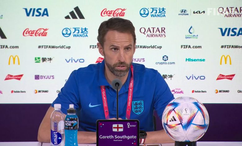 تحدث جاريث ساوثجيت، مدرب إنجلترا، عن مواجهة منتخب بلاده المرتقبة أمام فرنسا، ضمن مباريات دور ربع النهائي لكأس العالم قطر 2022. ويستعد الأسود الثلاثة لمواجهة الديوك، غدًا "السبت"، على ملعب البيت، في تمام الساعة التاسعة مساءًا بتوقيت القاهرة. ساوثجيت يتحدث عن مباراة فرنسا المرتقبة وقال ساوثجيت عبر المؤتمر الصحفي لمباراة الغد: "لدينا الكثير من المواهب وفي عام 2017 اللاعبين الشباب كانوا لا يصدقون، وغدًا هاري ومبابي سيكونون تحت أعين المراقبة، ولكن جيرو وجريزمان خطيرين، ستكون مباراة للجماهير". وتابع: "الخسائر السابقة في النهائيات علمتنا الكثير وطورت من عقليتنا، ونحن جاهزين لمنافسة فرنسا على التأهل لنصف النهائي، نحن أجهز من أي وقت مضى". وأضاف: "أنا متحمس لمباراة الغد، كل أمر جاهز وسنعمل على عدة امور صغيرة، نحن وفرنسا أقوى خطي هجوم ويتكون من لاعبي النخبة في أوروبا، نحترم مبابي كثيرًا، لكن مسؤولية إيقافه تعتمد على جميع اللاعبين بالتأكيد، نحن نمتلك لاعبين قادرين على تحقيق المطلوب منهم أمام فرنسا". وعن ركلات الترجيح قال: "لدينا خطة لذلك بالطبع، على أي حال نحن متأهبون ومستعدون بأفضل طريقة ممكنة". وعن مهاجم الفريق هاري كين قال: "هو من يقوم بالتحدث في الأوقات الأخيرة قبل المباريات، أنا أتحدث بالطبع طوال الأسبوع، ثم أترك اللاعبين ليركزوا في المباراة". وبخصوص سترلينج قال: "لقد تحدثت معه بالتدريبات، لانه قد عاد وهذا خبر رائع وأصر على التدريب، سيكون ضمن القائمة غدًا بالتأكيد". وبسؤاله على والكر وهل بمقدروه إيقاف مبابي قال: "والكر كنّا نريده أن يكون جاهز، واعطيناه دقائق لعب، سنواجه فرنسا ونعلم صعوبة وجودة عناصرهم، ديشامب صنع فريق جماعي ويجب أن نكون في أفضل حالاتنا أمامهم". وبسؤاله عن حالة الوفاة لأحد العمال في دور المجموعات أثناء المونديال قال: "أشعر بالأسى حيال ما حدث للعامل، ومن المؤسف أن البعض يخسر حياته، لم تسنح لي الفرصة بالحديث مع الاتحاد الإنجليزي حيال هذا الأمر وأنا متأكد بأنهم سيتعاملون مع الأمر". وعن ماركوس راشفورد قال: "الفترة الماضية كان بعيد عن الملاعب لفترة، لكن الأن عاد وسعيد بما يقدمه معنا سواء على مستوى تسجيل الأهداف أو صناعتها".