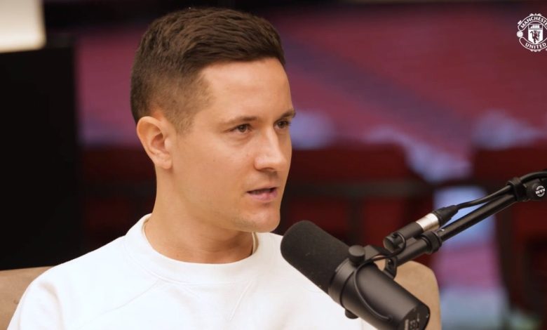 تحدث أندير هيريرا، لاعب مانشستر يونايتد السابق، عن مغادرته الصعبة للفريق، وذلك عندما رحل عن صفوف الشياطين الحمر في عام 2019. وكان هيريرا قد رحل عن صفوف مانشستر يونايتد عام 2019، صوب باريس سان جيرمان الفرنسي، وذلك بعد انتهاء تعاقده مع النادي الإنجليزي. هيريرا يتحدث عن مغادرته الصعبة لمانشستر يونايتد وقال هيريرا في تصريحات صحفية لقناة مانشستر يونايتد الرسمية: "كانت مغادرة مانشستر يونايتد صعبة لأنه قبل ستة أشهر من إنتهاء عقدي كنت أتوقع عرضًا للبقاء. ليس هذا هو الوقت المناسب للتحدث بالسوء عن شخص ما ولن أفعل ذلك، ولكن بعد موسمي الثالث كنت أتوقع المزيد من النادي في ذلك الوقت". وتابع: "قاتلت من أجل النادي حتى اللحظة الأخيرة، لقد احترمت عقدي حتى اليوم الأخير، لكنهم لم يأتوا في الوقت المناسب "للتمديد"، في رأيي ووفقًا لوكيل أعمالي وأسرتي كذلك". وأضاف: "لقد حصلت على جائزة أفضل لاعب في العام من قِبل الجماهير ولم يتصل النادي بي في ذلك الصيف لتوقيع عقد جديد كما فعلوا مع لاعبين آخرين، لقد كان الأمر مؤلمًا بالنسبة لي بصراحة، أعتقد أنني كنت استحق ذلك". الجدير بالذكر أن هيريرا قد توج مع مانشستر يونايتد بكأس الاتحاد الإنجليزي وكأس رابطة المحترفين والدرع الخيرية والدوري الأوروبي.