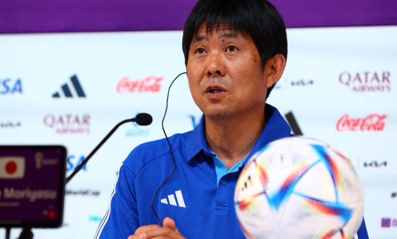 تحدث هاجيمي مورياسو، مدرب اليابان، عن مواجهة منتخب بلاده أمام كرواتيا، ضمن مباريات دور الـ16 لبطولة كأس العالم قطر 2022. ويخوض الساموراي الياباني مواجهة صعبة وحاسمة أمام كرواتيا، غدًا "الإثنين"، على ملعب الجنوب، في تمام الساعة الخامسة مساءًا بتوقيت القاهرة. مدرب اليابان يتحدث عن مباراة كرواتيا وقال مورياسو في المؤتمر الصحفي لمباراة الغد أمام كرواتيا: "تنتظرنا مباراة صعبة أمام كرواتيا، هذه المواجهة تتطلب الأداء الجماعي للفريق لمدة 120 دقيقة إذا لزم الأمر لذلك". وتابع: "حققنا المعادلة الصعبة حتى الأن أمام إسبانيا وألمانيا، ونحن الأن نجني ثمار فوزنا عليهم، علينا العمل على تأكيد هذا الأمر مرة أخرى أمام كرواتيا، أسلوبنا يعتمد على العمل الجماعي وهذا ما يميزنا". وأضاف: "سنحاول بكل قوة لتحقيق الإنجاز، سنعمل على السيطرة على المباراة بقدر الإمكان، على اللاعبين ترجمة كلامي على أرض الملعب، ومحاولة التركيز فقط على المباراة مع التحلي بالشجاعة والحفاظ على هدوئهم". وعن مستوى كرواتيا قال: "يملكون العديد من النجوم في فريقهم، هم وصيف النسخة الماضية من كأس العالم، بطبيعة الحال سوف نحترمهم كثيرًا، ولكن في النهاية سنسعى للفوز عليهم". وأتبع قائلًا: "هم يمتلكون لاعبين يمتازوا بالذكاء والجرأة وأيضًا المرونة التكتيكية، بالتأكيد سوف تكون مباراة غير سهلة على الإطلاق". وعن مستوى الكرة الأسيوية في المونديال قال: "قام الاتحاد الياباني بأرسال العديد من المدربين للتعلم، وهذا ما ساهم في تطور لاعبينا، كما هناك العديد من الخطط لزيادة التطور داخل أسيا خلال الفترة القادمة". وتأهل منتخب اليابان إلى دور الـ16 لكأس العالم 2022، بعدما احتل المركز الأول بالمجموعة الخامسة، برصيد 6 نقاط.