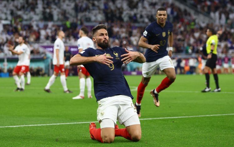 تحدث اوليفيه جيرو، مهاجم فرنسا، عن حصوله على لقب الهداف التاريحي لمنتخب بلاده، وذلك عقب الانتصار أمام بولندا، ضمن مباريات دور الـ16 لكأس العالم 2022. وقاد مبابي، منتخب فرنسا لعبور سهل أمام بولندا، بنتيجة 3-1، في المباراة التي أقيمت بين المنتخبين مساء اليوم “الأحد”، على ملعب الثمامة. جيرو يتحدث عن لقب الهداف التاريخي لفرنسا وقال جيرو في تصريحات صحفية عقب نهاية المباراة أمام بولندا: "هذا أمر جميل وحلم، هدفي الوصول إلى أبعد حد ممكن، إنه إنجاز استثنائي". وتابع: "هدفي في مرمى بولندا وضعنا على الطريق الصحيح في المباراة، خاصًا بعد إضاعة بولندا لثلاث فرص مؤكدة، في النهاية أنا سعيد من أجل المنتخب وأيضًا عائلتي وأصدقائي". وأصاف: "أنا لست مصاب، كل شيء بخير، لقد تلقيت الكثير من الرسائل لتهنئتي على هذا الإنجاز، أنا بحالة بدنية رائعة وسوف أكمل وأساعد الفريق على تسجيل المزيد من الأهداف". واختتم قائلًا: "أريد تحقيق هذه النسخة من كأس العالم أكثر من أي شيء آخر، الرحلة مستمرة، علينا أن نتضامن ونستمر بهذا الشكل". وينتظر منتخب فرنسا المتأهل من مباراة إنجلترا والسنغال، لمواجهته في دور ربع نهائي مونديال قطر 2022، وذلك يوم “السبت” القادم، على ملعب البيت.