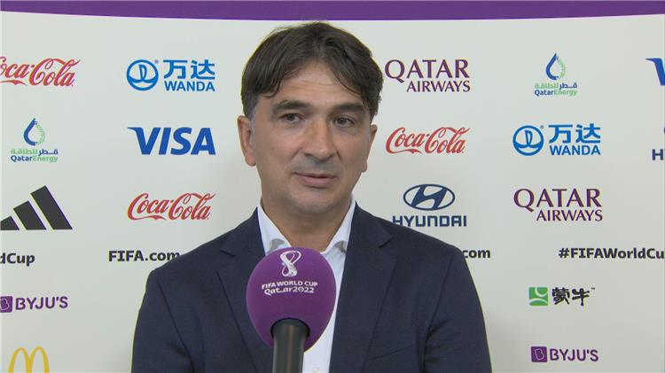 تحدث زلاتكو داليتش، مدرب كرواتيا، عقب فوز منتخب بلاده بضرباء الجزاء أمام اليابان، ضمن مباريات دور الـ16 لبطولة كأس العالم قطر 2022. وقاد ليفاكوفيتش، حارس كرواتيا، منتخب بلاده للفوز عى اليابان، حيث استطاع التصدي لـ3 ركلات جزاء، وذلك في المباراة التي أقيمت بين المنتخبين مساء اليوم “الإثنين”، على ملعب الجنوب. زلاتكو يتحدث عقب انتصار كرواتيا أمام اليابان وقال زلاتكو في تصريحات صحفية عقب نهاية المباراة: "سعيد جدًا بالتأهل إلى ربع النهائي، أثبتنا قدرتنا على تحقيق الفوز أمام اليابان، أملك الإيمان بقدرتنا على التواجد ضمن المربع الذهبي للمونديال". وتابع: "الصبر كان من أهم أسحلة الفريق اليوم للفوز، استطعنا أن نضيق عليهم المساحات لعدم تنفيذ كرات مرتدة، وفي النهاية استحقينا التأهل عن جدارة". وأضاف: "الجيل الحالي لمنتخب كرواتيا يختلف تمامًا عن جيل مونديال روسيا 2018، والدليل وجود 18 لاعبًا يلعبون كأس العالم للمرة الأولى في تاريخهم، ولكن الجيل الحالي لديه الدافع لإثبات نفسه خلال هذا المونديال". وعن حارس المنتخب ليفاكوفتش قال: "خلال تدريبتنا بالأمس على ركلات الجزاء تألق ليفاكوفتش واستطاع التصدي لعدد من الكرات، وعندما ذهبت مباراة اليوم إلى ضربات الجزاء منحني الثقة اللازمة للفوز، على الرغم من خروج بعض اللاعبين الذين يجيدون ركلات الترجيح وذلك بعد استبدالهم". وبسؤاله عن هل يتمنى ان يواجه البرازيل أو كوريا خلال مباراة ربع النهائي قال: "بالتأكيد أتمنى مواجهة كوريا الجنوبية، لكننا في أتم الجاهزية لمواجهة البرازيل في حال تأهلها". وينتظر منتخب كرواتيا بدور ربع النهائي بكأس العالم 2022، الفائز من مباراة البرازيل أمام كوريا الجنوبية، والتي تقام الأن بين المنتخبين على ملعب 974.