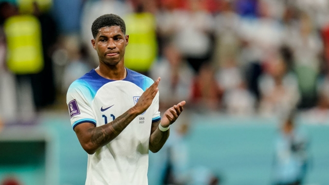 دعم ماركوس راشفورد، مهاجم إنجلترا، لاعب منتخب فرنسا، وذلك قبل المواجهة المرتقبة بين الديوك وأسود الأطلس، ضمن الدور قبل النهائي لكأس العالم 2022. وكان المنتخب الإنجليزي قد ودقع منافسات مونديال قطر 2022، بعد الخسارة أمام فرنسا 2-1، في المباراة التي أقيمت بين المنتخبين مساء "السبت" الماضي، على ملعب البيت. راشفورد يدعم نجم فرنسا قبل مواجهة المغرب المرتقبة وكان راشفورد قد أرسل رسالة للجماهير الإنجليزية عقب توديع الأسود الثلاثة لكأس العالم عبر حسابه الرسمي على "انستجرام" قائلًا: "كانت الأسابيع الفائتة مليئة بالمشاعر،فقد قدم كل فرد داخل المجموعة أقصى ما عنده، لكن علينا الأن الاستعداد لما تم بناءه علينا كلاعبين، كنا نقترب، لكن لم نذهب إلى أبعد نقطة كما أردنا". ليرد عليه نجم منتخب فرنسا مبابي برمز تعبيري يشير إلى "القلب". قبل أن يتفاعل راشفورد مع تغريدة مبابي قائلًا: "حظًا موفقًا أخي في باقي رحلتك في كأس العالم، أذهب وحققها". ويستعد المنتخب الفرنسي لمواجهة نارية أمام أسود الأطلس، غدًا "الأربعاء"، ضمن الدور قبل النهائي لمونديال قطر 2022، في تمام الساعة التاسعة مساءًا بتوقيت القاهرة، على ملعب البيت.