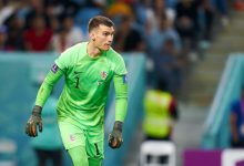 تحدث أوليفر كان، المدير التنفيذي لبايرن ميونيخ الألماني، عن إمكانية ضم حارس منتخب كرواتيا، ليفاكوفيتش، وذلك خلال الفترة القادمة. وقاد ليفاكوفيتش، منتخب بلاده كرواتيا للتأهل إلى الدور نصف النهائي لكأس العالم قطر 2022، بعد الفوز على البرازيل 4-2 بركلات الترجيح، في المباراة التي أقيمت بين المنتخبين مساء "الجمعة" الماضي، على ملعب المدينة التعليمية. المدير التنفيذي لـ بايرن ميونيخ يتحدث إمكانية ضم حارس كرواتيا وقال أوليفر كان ضاحكًا في تصريحات صحفية: " الرجل الذي أوقف البرازيل سيكون بطلاً بالنسبة لي بالتأكيد". وتابع:"هو يستحق المديح، يجب أن يلعب في نادي كبير، ليس لدي شك أنه سينتقل بداية الموسم القادم، ولكن هو ليس ضمن خياراتنا الأن". ويبحث النادي الألماني عن ضم حارس مرمى خلال فترة الإنتقالات الشتوية القادمة، وذلك بعد إصابة مانويل نوير أثناء التزلج، خلال قضاء عطلته، عقب توديع منتخب ألمانيا لكأس العالم قطر 2022. ويستعد ليفاكوفيتش لمواجهة نارية أمام الأرجنتين، اليوم "الثلاثاء"، في تمام الساعة التاسعة مساءًا بتوقيت القاهرة، ضمن الدور قبل النهائي لمونديال قطر 2022.