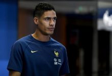 تحدث رافائيل فاران، مدافع فرنسا، عن مواجهة منتخب بلاده النارية أمام المغرب، ضمن الدور قبل النهائي لكأس العالم قطر 2022. ويستعد المنتخب الفرنسي لمواجهة قوية أمام المغرب، يوم “الأربعاء” القادم، على ملعب البيت، وذلك في تمام الساعة التاسعة مساءًا بتوقيت القاهرة، العاشرة مساءًا بتوقيت مكة المكرمة وقطر. فاران يحذر من الوقوع في الفخ خلال مواجهة المغرب وقال فاران في مؤتمر صحفي على هامش مباراة المغرب: "المنتخب المغربي قوي جداً ومتماسك ولديهم الكثير من الأسلحة، تأهلهم الى نصف النهائي ليست صدفة". وتابع: "لا يجب أن نقع في فخ المنتخب المغربي المباراة ستكون صعبة ومعقدة وفي هذا المستوى لا مجال للأخطاء". وواصل: "نعرف ما قمنا بتحقيقه منذ بضع أعوام، لكن إذا كان علينا تحقيق هدفنا الحالي لا يجب أن نكتفي بأمتلاكنا عناصر جيدة وحسب، لقد رأينا منتخبات رائعة ودعت البطولة، بل يجب أن نستمر في التركيز لأقصى درجة ممكنة، وهذا يبين مدى نجاحنا خلال السنوات الماضية". وعن كريم بنزيما وهل يتواصل معكم قال: "بالطبع يتواصل معنا باستمرار، كما يدعمنا بكل قوة". وعن علاقة اللاعبين بالمدرب ديشامب قال: "علاقتنا جيدة للغاية مع المدرب، حيث نتطور باستمرار مع المدرب، كما أننا نعرف بعضنا البعض بشكل أفضل، هو يخوض في التفاصيل بشكل دقيق وهذا رائع، بالإضافة إلى أنه يعرف شخصيتي جيدًا، وأنا في المقابل أعرف ما يمكنني تقديمه للمنتخب". وكانت الديوك الفرنسية قد تأهلت إلى الدور قبل النهائي لمونديال قطر 2022، بعدما انتصرت على الأسود الثلاثة 2-1، في المباراة التي أقيمت بين المنتخبين مساء “السبت” الماضي، على ملعب البيت.