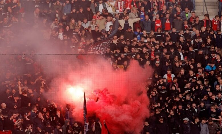 لاعبو ألكمار يدينون هجوم جماهيرهم على مشجعي وست هام