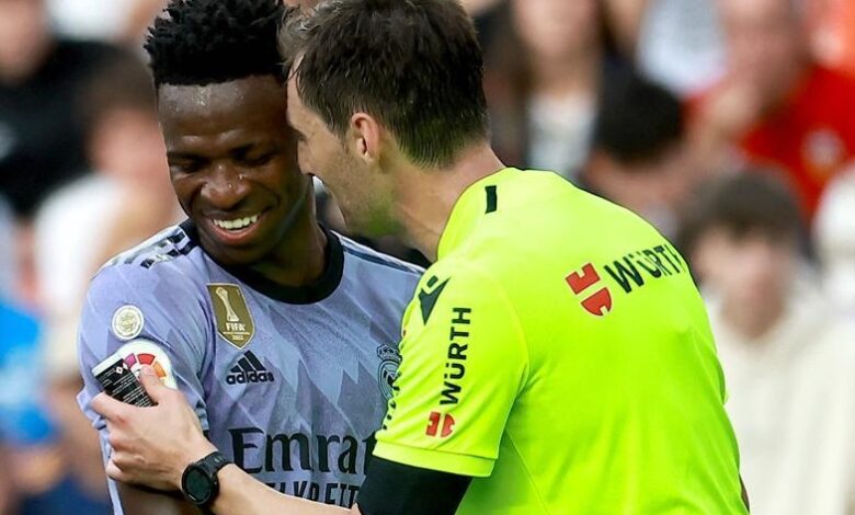 إغلاق مدرجات فالنسيا وإلغاء طرد فينيسيوس على خلفية الهتافات العنصرية