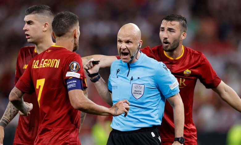 رابطة الدوري الإنجليزي تدعم حكم نهائي اليورباليج بعدإهانته وتعرضه للمضايقات