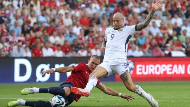 إسكتلندا تقلب تأخرها إلى فوز ثمين على النرويج 2-1 في تصفيات «يورو 2024»