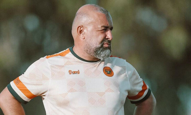 بن شيخة يؤكد استمراره مدربا لاتحاد الجزائر