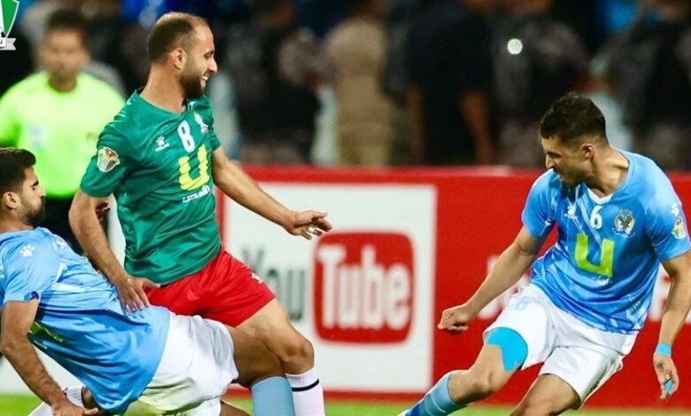 أحرز نادي الوحدات لقب كأس السوبر الأردنية الجمعة، بعدما جدّد فوزه على غريمه التقليدي الفيصلي 1-0 إياباً على ملعب عمان الدولي. وسجل العاجي سيدرك هنري الهدف الوحيد في المباراة، بتسديدة قوية في مرمى الحارس مهدي خليل إثر تمريرة من أنس العوضات في الدقيقة 9. وأكد الوحدات تفوّقه على الفيصلي، بعدما تغلّب عليه 2-1 ذهاباً الجمعة الماضي. وحقق الوحدات لقبه الأول بقيادة مدربه الصربي داركو نيستروفيتش، محرزاً كأس السوبر للمرة الخامسة عشرة في تاريخه، وحارماً الفيصلي من تعزيز رقمه القياسي في المسابقة، إذ تجمّد عند 17 لقباً. وحرم الوحدات نادي الفيصلي ومدربه جمال أبو عابد من لقبه الثاني في موسم 2023-2024، بعدما افتتحه محرزاً لقب درع الأردن "درع المئوية". مباراة كأس السوبر أُقيمت للمرة الأولى بنظام الذهاب والإياب، في نسختها الأربعين.