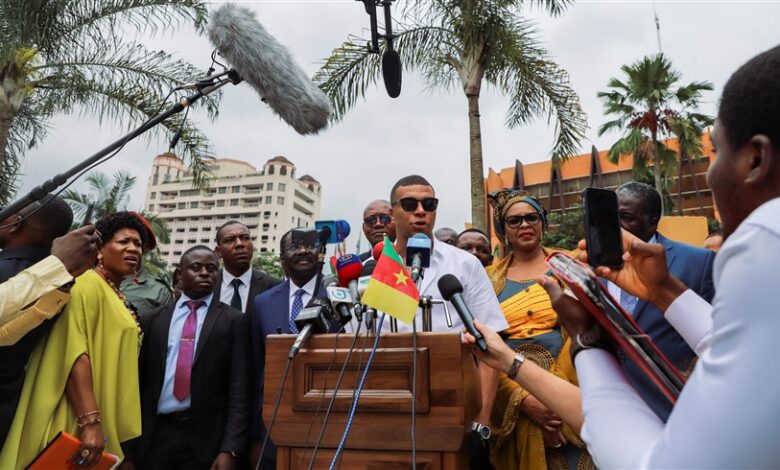 مبابي يهدي قميصه لرئيس وزراء الكاميرون