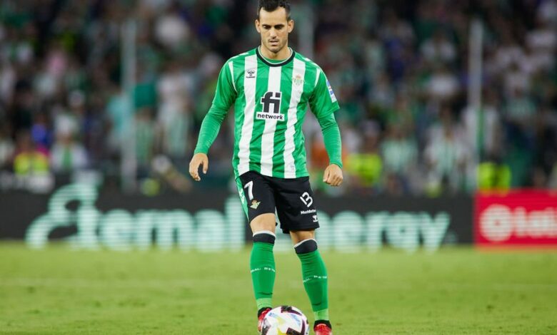 الإسباني خوانمي يودع ريال بيتيس ويقترب من الرياض السعودي