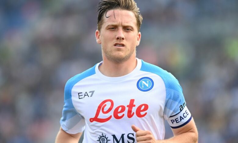 الأهلي السعودي يحسم صفقة زيلنسكي لاعب نابولي