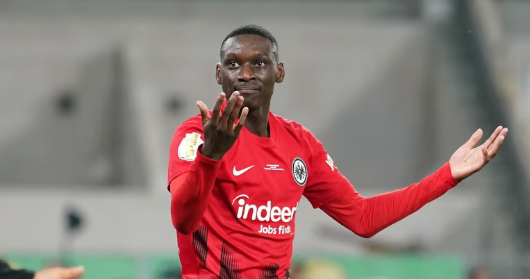 مفاوضات باريس سان جيرمان لضم كولو موانى.. فرانكفورت يرفض العرض الأول