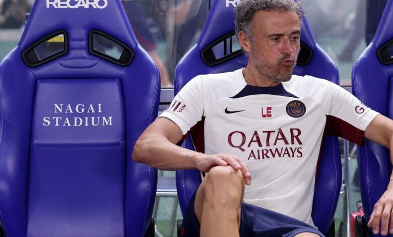 باريس سان جيرمان يصف أنباء رحيل لويس إنريكي بالشائغات السخيفة