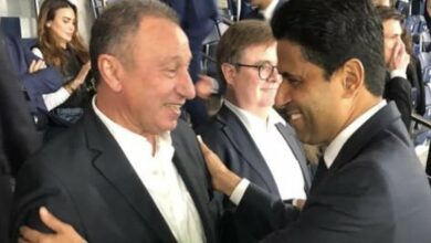 رئيس باريس سان جيرمان يطمئن على صحة محمود الخطيب بفرنسا