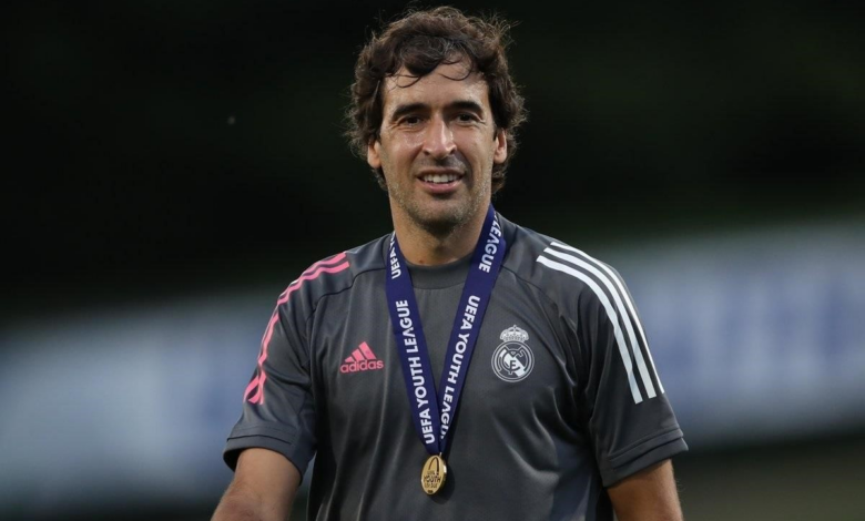 الأسطورة راؤول جونزاليس يقترب من قيادة الغواصات