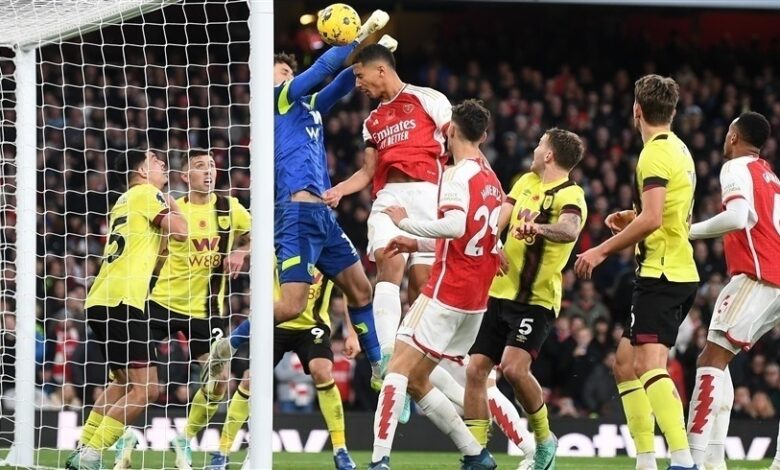 أرسنال يفوز على بيرنلي 3-1 ويطارد مانشستر سيتي المتصدر