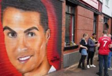 إزالة جدارية لـ كريستيانو واستبدالها بأخرى لبوبي تشارلتون