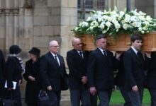 الآلاف يشاركون في جنازة بوبي تشارلتون والأمير وليام على رأس الحضور