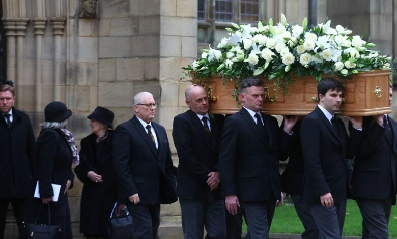 الآلاف يشاركون في جنازة بوبي تشارلتون والأمير وليام على رأس الحضور