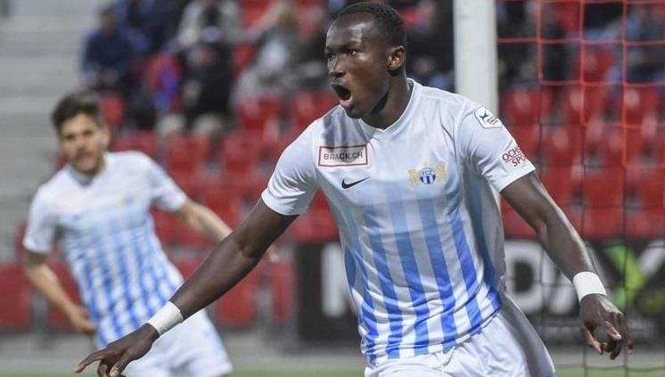 وفاة لاعب منتخب غانا خلال مباراة لفريقه بالدوري الألباني