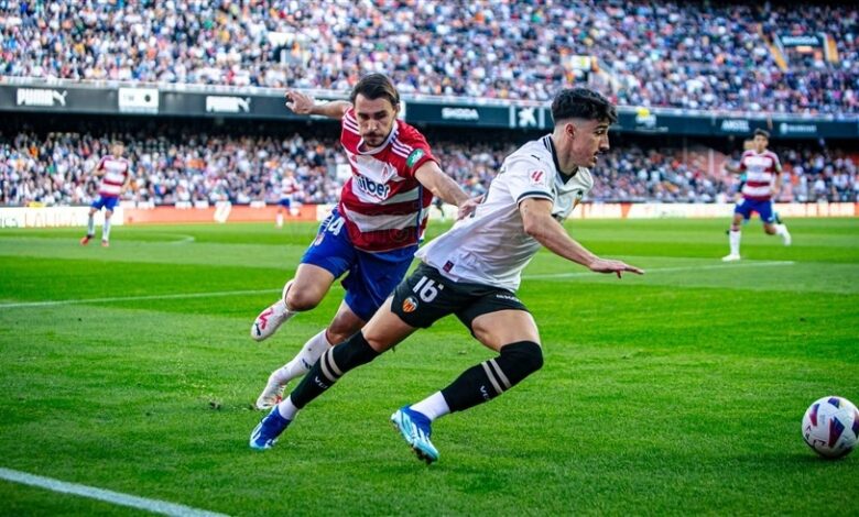 فالنسيا يفلت من كمين غرناطة