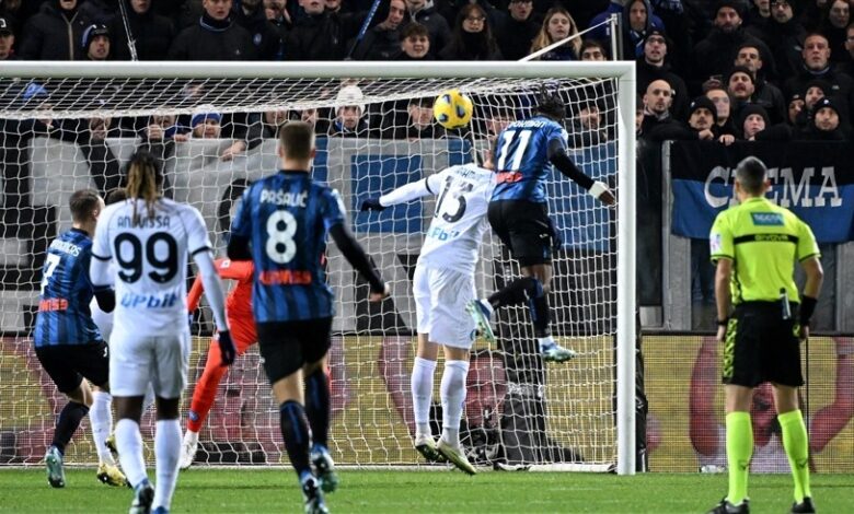 نابولي يحقق فوزا صعبا على أتالانتا 2-1 ويعود لطريق الانتصارات