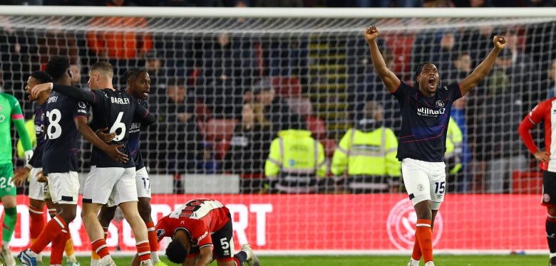 النيران الصديقة تمنح لوتون تاون فوزا مثيرا 3-2 على شيفيلد يونايتد