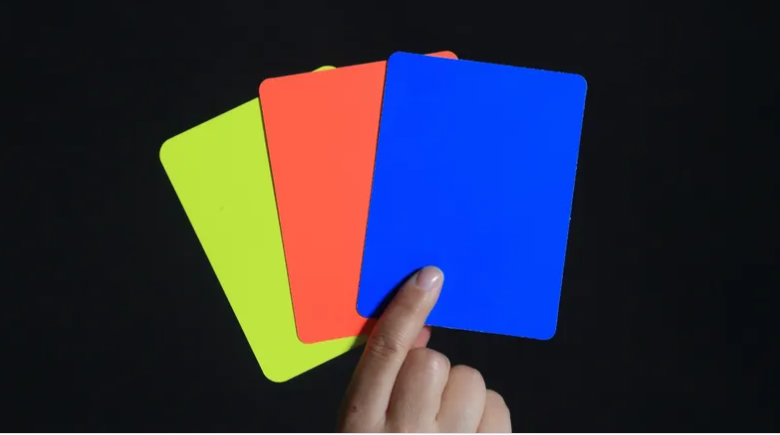 «فيفا» يتجه للعمل بالبطاقات الزرقاء في المباريات.. الطرد 10 دقائق