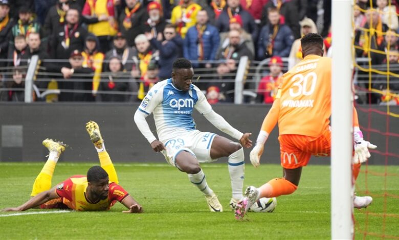 موناكو يفوز على لانس 3-2 في الوقت القاتل ويصعد للمركز الثاني مؤقتا