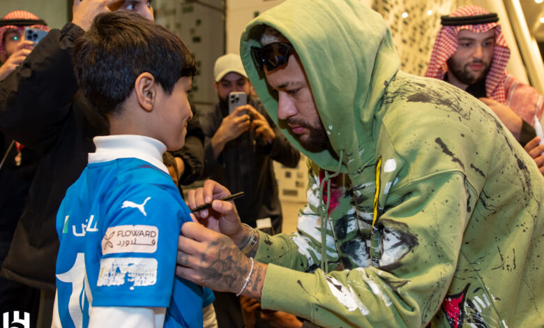 استقبال حافل من جماهير الهلال لـ نيمار عقب وصوله الرياض