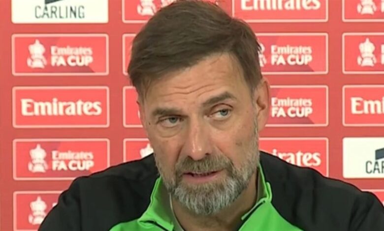 وتابع: "الثنائي الهجومي محمد صلاح، وداروين نونيز الذي غاب عن نهائي كأس الرابطة، ليس من المؤكد مشاركته أيضاً في مباراة الغد، علينا أن نرى ما يمكنهما فعله اليوم". وأبدى المدرب الألماني تقديره لعمق الفريق، ومواهبه الشابة، ودور ذلك في الطريقة التي أدى بها الفريق هذا الموسم، بما في ذلك التتويج بكأس الرابطة. واختتم: "فريقنا أكثر عمقاً مما كنا نعتقد، قلت هذا عدة مرات، دون الصغار ما كنا لنصل إلى هنا، قصة الأحد كانت واحدة من أفضل قصص كرة القدم على الإطلاق، أولادنا قدموا كرة قدم شابة، بعد أن ظهروا مؤخراً وليس لديهم خبرة، لكن لديهم الكثير من الموهبة".