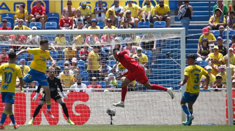 يوسف النصيري يقود إشبيلية للفوز على لاس بالماس 2-0