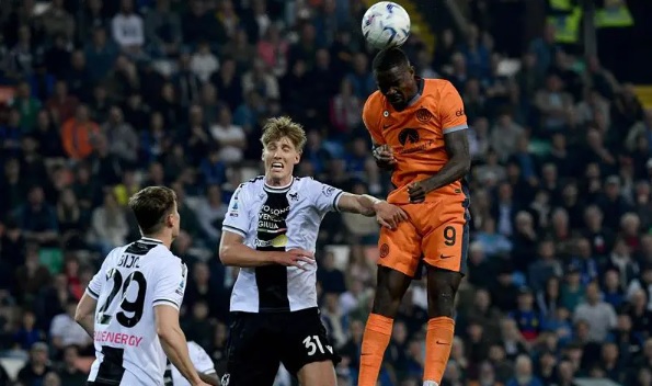 إنتر ميلان يقتنص 3 نقاط ثمينة بالفوز على أودينيزي 2-1 في الوقت الضائع