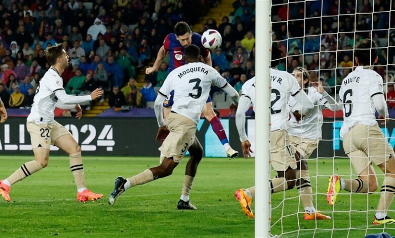 هاتريك ليفاندوفسكي يقود برشلونة لفوز مثير على فالنسيا 4-2