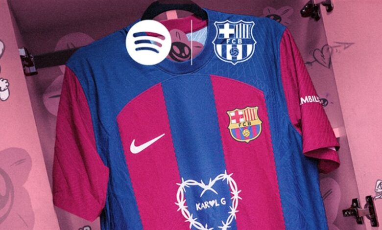 المغنية الكولومبية كارول جي على قميص برشلونة في الكلاسيكو