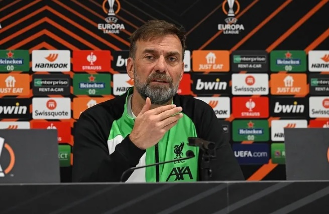 كلوب محذرا لاعبيه: أتالانتا فريق خطير ومنضبط للغاية