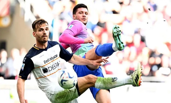 ميلان يفوز على ليتشي 3-0 ويعزز موقعه في وصافة الكالتشيو