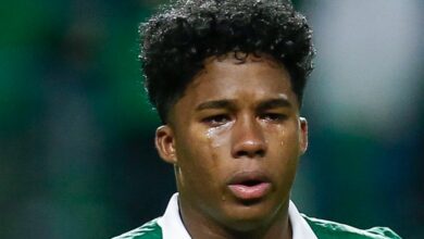 لاعب ريال مدريد الجديد يودع جماهير بالميراس بالدووع