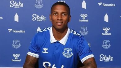 أشلي يونج يمدد عقده مع إيفرتون