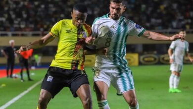 قلب منتخب الجزائر الطاولة على منتخب أوغندا، محققا الفوز بهدفين مقابل هدف، في المباراة التي أقيمت بين الفريقين اليوم الاثنين، لحساب الجولة الرابعة من التصفيات الإفريقية المؤهلة إلى نهائيات كأس العالم 2026. ونجح ترافيس موتيابا مهاجم الزمالك في منح الأسبقية للمنتخب الأوغندي في الدقيقة العاشرة. وفي الشوط الثاني عاد «الخضر» في النتيجة بتسجيل هدف التعادل بواسطة حسام عوار في الدقيقة السادسة والأربعين، ثم أضاف سعيد بن رحمة الهدف الثاني في الدقيقة الثامنة والخمسين. وبهذا الفوز عزز المنتخب الجزائري صدارته للمجموعة برصيد 9 نقاط، من ثلاث انتصارات وهزيمة واحدة، ويحتل منتخب أوغندا المركز الخامس برصيد 6 نقاط.