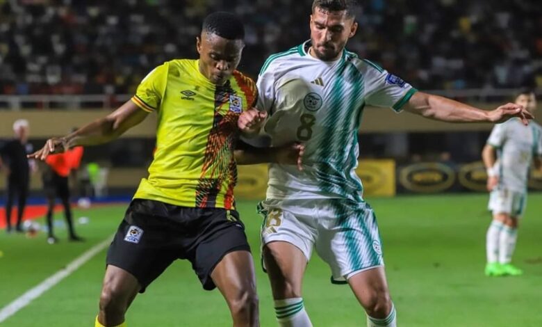 قلب منتخب الجزائر الطاولة على منتخب أوغندا، محققا الفوز بهدفين مقابل هدف، في المباراة التي أقيمت بين الفريقين اليوم الاثنين، لحساب الجولة الرابعة من التصفيات الإفريقية المؤهلة إلى نهائيات كأس العالم 2026. ونجح ترافيس موتيابا مهاجم الزمالك في منح الأسبقية للمنتخب الأوغندي في الدقيقة العاشرة. وفي الشوط الثاني عاد «الخضر» في النتيجة بتسجيل هدف التعادل بواسطة حسام عوار في الدقيقة السادسة والأربعين، ثم أضاف سعيد بن رحمة الهدف الثاني في الدقيقة الثامنة والخمسين. وبهذا الفوز عزز المنتخب الجزائري صدارته للمجموعة برصيد 9 نقاط، من ثلاث انتصارات وهزيمة واحدة، ويحتل منتخب أوغندا المركز الخامس برصيد 6 نقاط.
