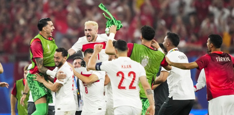 تركيا تفوز على التشيك 2-1 وتتأهل لثمن النهائي