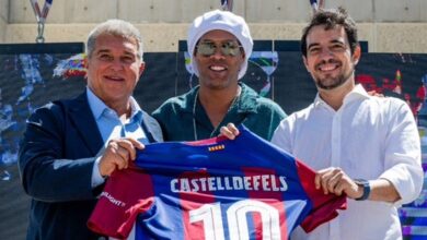 تكريم لابورتا ورونالدينيو بوضع نجمتين لهما على الممر البحري