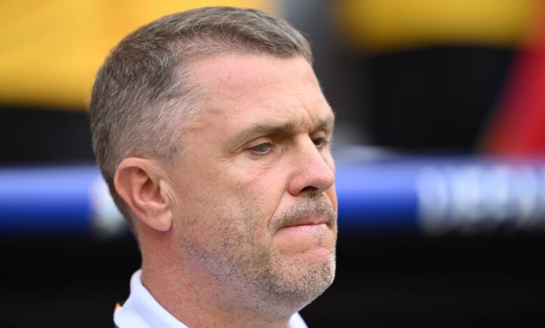 لاعبو أوكرانيا يطردون المدرب من غرفة خلع الملابس عقب الهزيمة أمام رومانيا