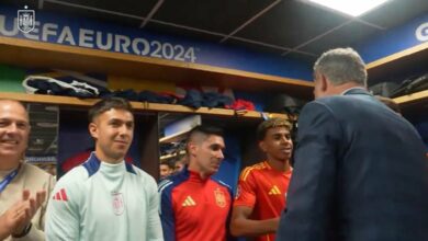 ملك إسبانيا يهنئ اللاعبين في غرفة الملابس ويندهش من عمر يامال