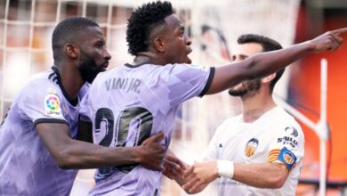 الحكم على 3 مشجعين بالسجن وجهوا إهانات عنصرية لفينيسيوس